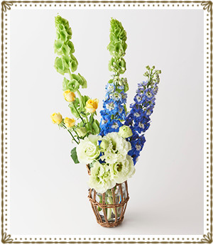 縦のラインを生かした花あしらい