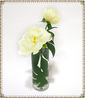 旬の花シャクヤクをヤツデと一緒に飾ってみましょう!